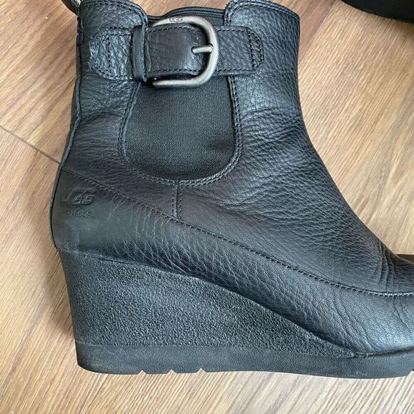 UGG Arleta Black Leather Wedge Boot Booties $180 8.5 - Picture 3 of 11